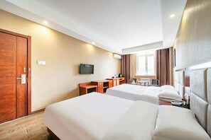 Familjerum | Minibar, skrivbord, arbetsyta för laptop och mörklÀggningsgardiner