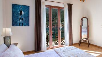 4 bedrooms, in-room safe, iron/ironing board, free WiFi