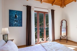 4 chambres, coffres-forts dans les chambres, fer et planche Ă repasser