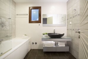 Combined shower/tub, jetted tub, hair dryer, towels