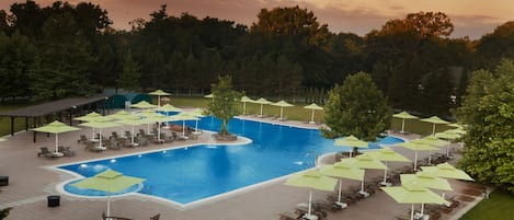 2 piscines couvertes, piscine extérieure, parasols de plage