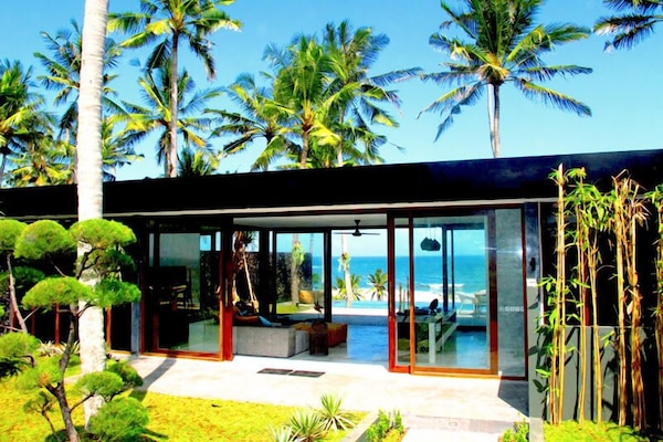Beachfront Villa Inca