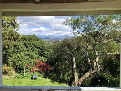 Moeraki Cottage overlooking the ocean in the Moeraki Village