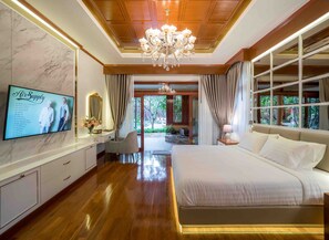 5 bedrooms, iron/ironing board, WiFi, bed sheets - Best in Chiangmai, Modern Love Villa, Garden paradise, Pool, Free breakfast, car (ChiangMai)