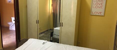 4 bedrooms, desk, internet