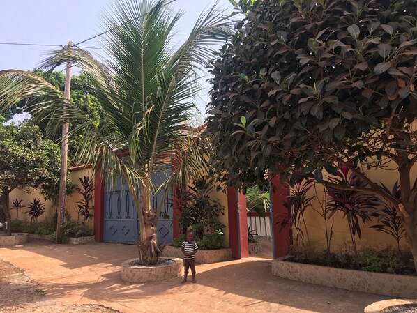 Property grounds - BARRY TALL GUEST HOUSE (Conakry)