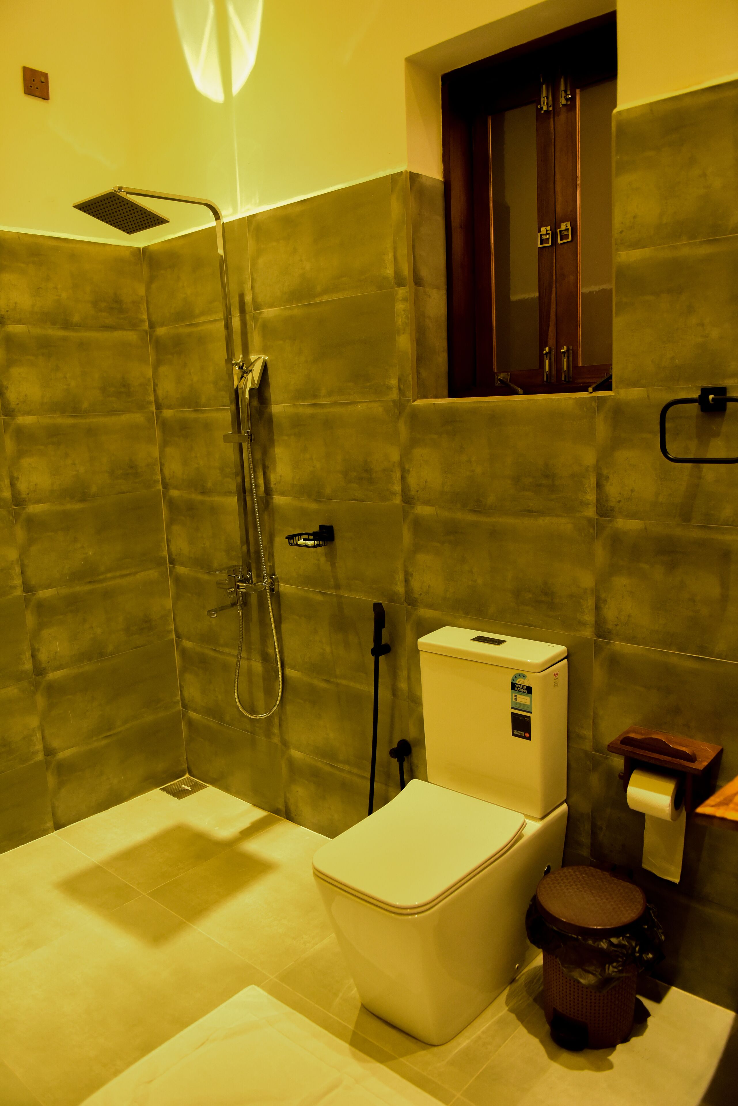Un bagno con doccia, WC e lavandino.