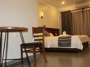 Deluxe Double Room | Minibar, desk - Poyer Hotel (Siem Reap)
