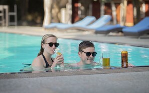 Outdoor pool - Hotel Mahanuge (Polonnaruwa)