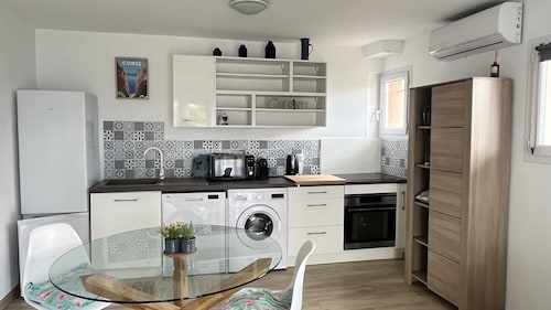 Charming ground floor villa between sea and mountains