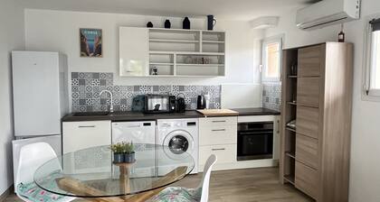 Charming ground floor villa between sea and mountains