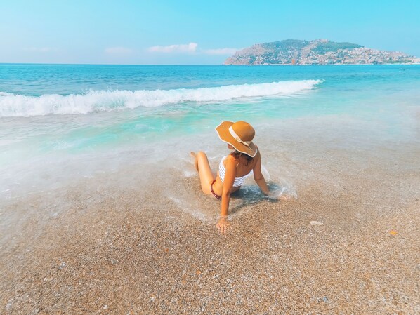 On the beach, sun-loungers, beach umbrellas, motor boating - Grand Alisa Hotel – Ex.Royalisa Hotel (Alanya)