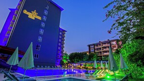 A hotel with a pool area, lounge chairs, and umbrellas. - Grand Alisa Hotel – Ex.Royalisa Hotel (Alanya)