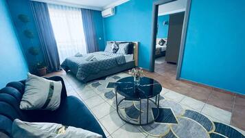 Familie suite | Een minibar, een bureau, beddengoed, rolstoeltoegang