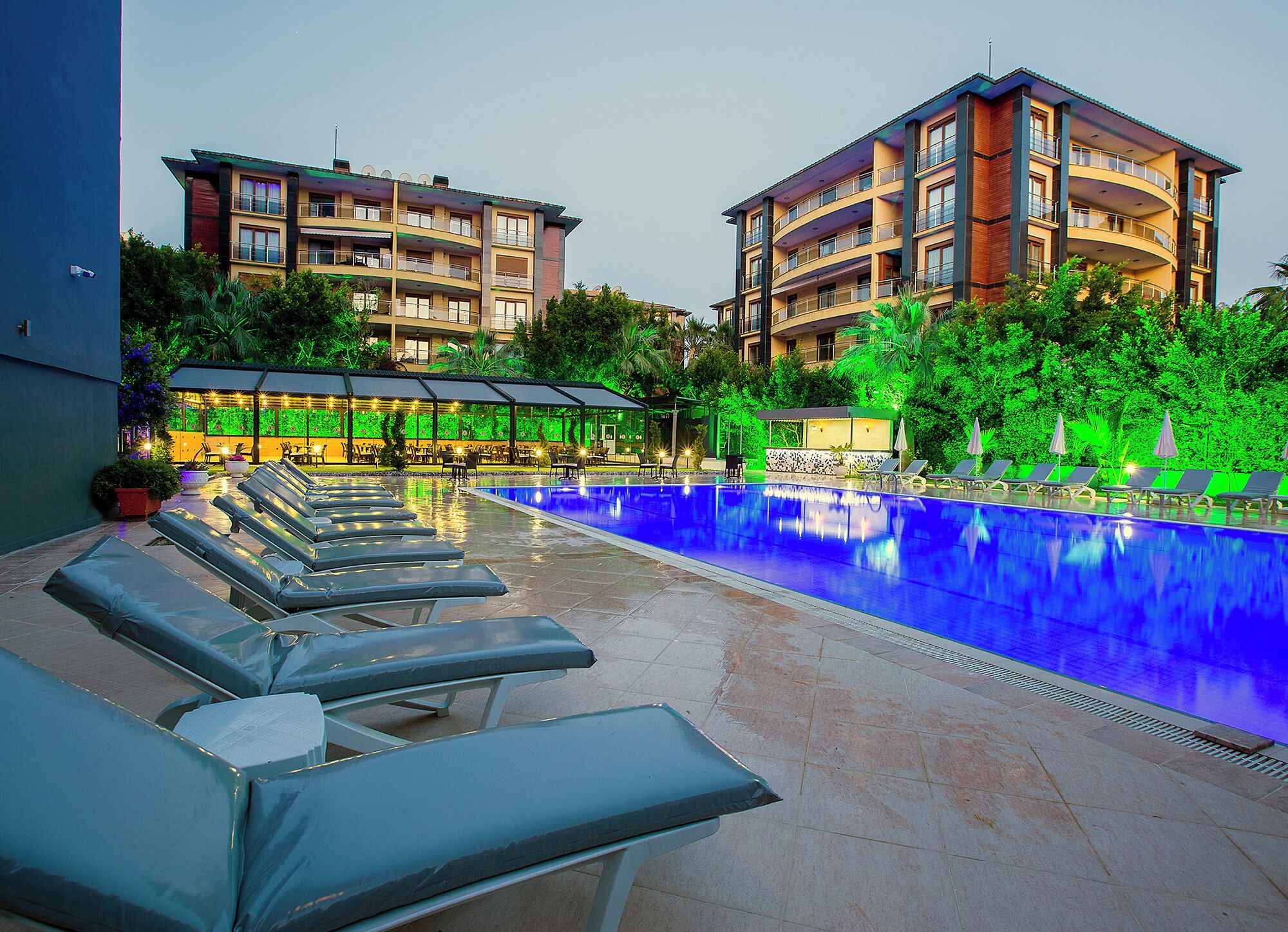 Een buitenzwembad en ligstoelen