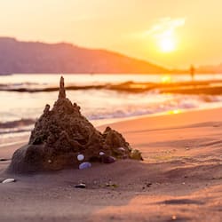 Trên bãi biển, ghế dài tắm nắng, dù trên bãi biển, thuyền máy