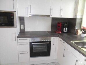 Mikrowelle, Ofen, Geschirrspüler, Wasserkocher mit Kaffee-/Teezubehör