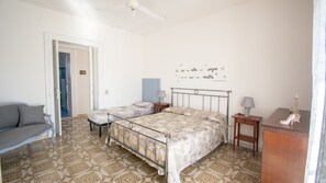 2 bedrooms, WiFi - VILLA SALINA MONACI, BEACH FRONT (San Pietro Spekijarika)