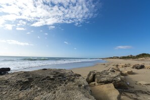On the beach - VILLA SALINA MONACI, BEACH FRONT (San Pietro Spekijarika)