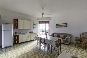 Een koelkast, een magnetron, een oven, een waterkoker