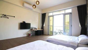 Comfort Quadruple Room | Desk, soundproofing, free WiFi, bed sheets