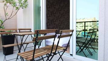 Comfort Quadruple Room | Desk, soundproofing, free WiFi, bed sheets