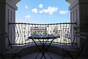 Escritorio, sistema de insonorizaciĂłn, wifi gratis y ropa de cama