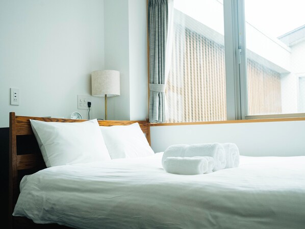 Chambre Double Confort, salle de bains privée | Bureau, fer et planche à repasser, Wi-Fi gratuit