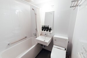 Comfort Triple Room, Private Bathroom | Bathroom