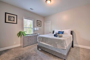 5 bedrooms, iron/ironing board, Internet, bed sheets - Chic Atlanta Home < 4 Mi to Mercedes-Benz Stadium! (Atlanta)