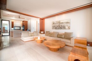 Villa Luxe | Coin séjour | Télévision à écran plat de 40 pouces avec chaßnes par satellite