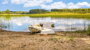A calm lake with a wooden dock and a small boat. - Vacation home Kaisla by Interhome (Heinola)