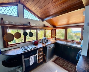Coffee/tea maker, fridge, oven, stovetop