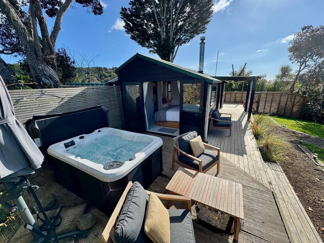 Een bubbelbad, zitplaatsen buiten, en een overdekt terras met uitzicht op het omliggende landschap.