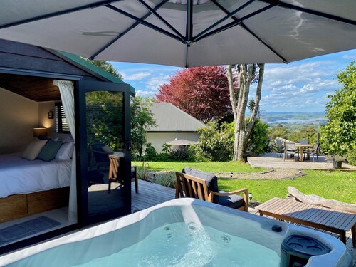 Raglan View Cottage with Spa Pool