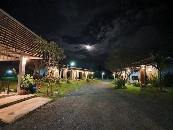 Terrace/patio - B Tel Chomthong Resort Chiang Mai (Chom Thong)