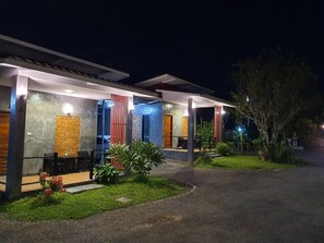 Terrace/patio - B Tel Chomthong Resort Chiang Mai (Chom Thong)