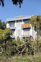 A hotel building with a sign reading "HOTEL YOGI TAPOON."