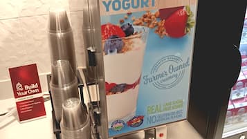 Un dispensador de yogur con la etiqueta 'Farm Fresh' y un letrero que dice 'Crea el tuyo'.
