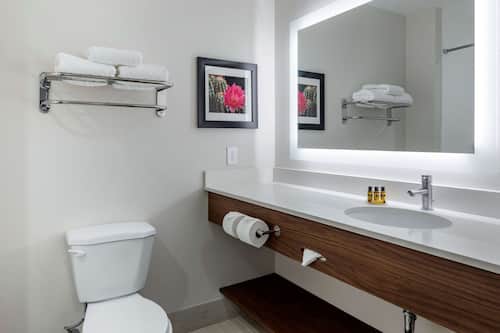 Amenidades de baño gratuitas, secadora de cabello, toallas, jabón