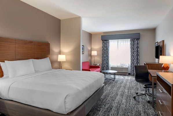 Desk, laptop workspace, iron/ironing board, bed sheets - Best Western Plus Coachella Valley Inn & Suites (Cathedral City)