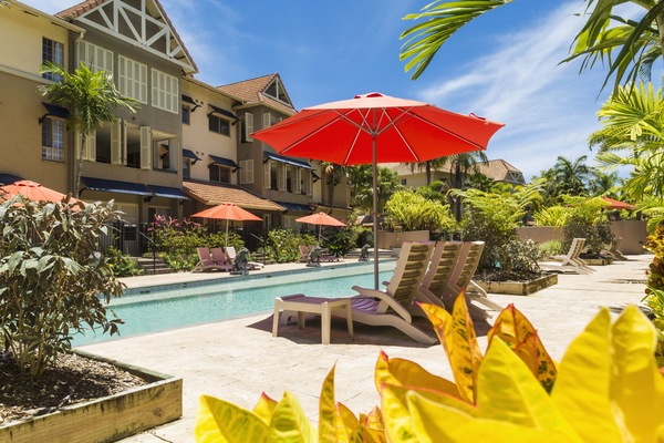 Guest access: 4 pools (lap, spa & lagoon)