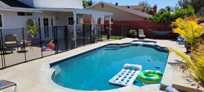 Alberca al aire libre y alberca climatizada