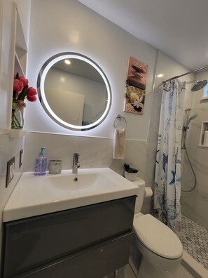 Combined shower/bathtub, hair dryer, towels, soap - Kids Love Us! Legoland Home with A Pool (Oceanside)
