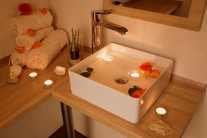 Unclassified image, 4 of 12, button - Junior suite with shower - Home Hotel (Wilhelmshaven)