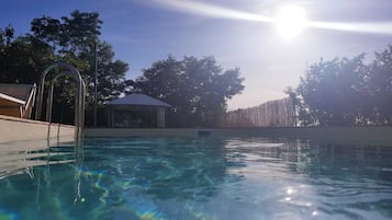 Una piscina al aire libre