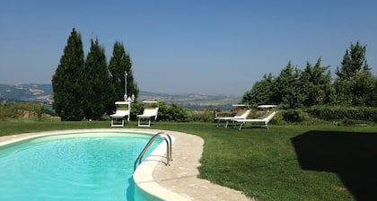 Villa panorámica con piscina cerca de la playa en el costo adriático en Italia