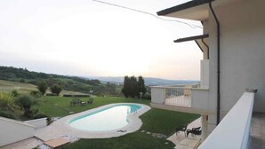 A balcony with a pool, a view of the countryside, and a small garden area. - Great villa with pool, free wifi, beach, sea, last minute, Italy (Montelabbate)