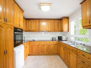 Kühlschrank, Ofen, Herdplatte, Geschirrspüler