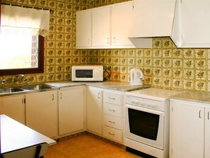 Fridge, oven, stovetop, coffee/tea maker